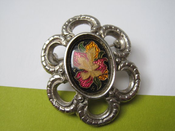 Broche Camelot zilverkleurig met emaille bloem cabochon 3.7x3.0 cm. - Afbeelding 7