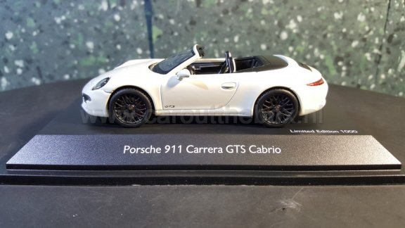 Porsche 911 GTS convertible wit 1:43 Schuco - 1