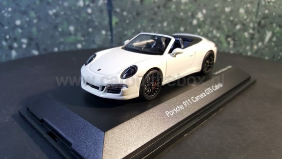 Porsche 911 GTS convertible wit 1:43 Schuco - 2