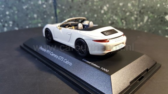 Porsche 911 GTS convertible wit 1:43 Schuco - 3