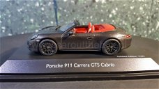 Porsche 911 GTS convertible grijs 1:43 Schuco