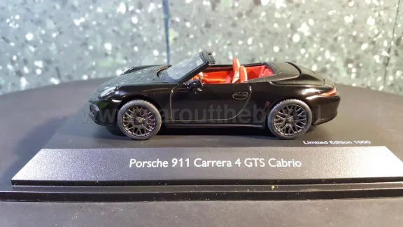 Porsche 911 GTS convertible zwart 1:43 Schuco - 1