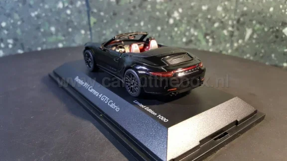 Porsche 911 GTS convertible zwart 1:43 Schuco - 3