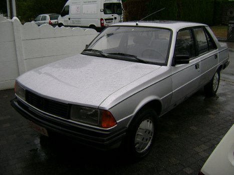 Peugeot 305 berline benzine met 72600km van 1ste eigenaar - 1