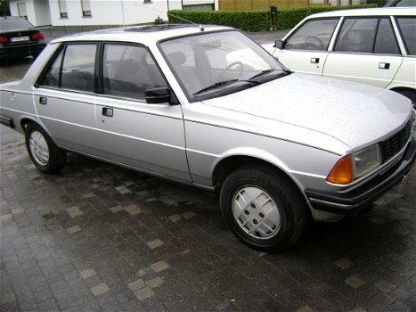 Peugeot 305 berline benzine met 72600km van 1ste eigenaar - 2