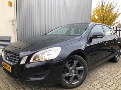 Volvo V60 - 1.6 T3 Kinetic NETTE STAAT / NAVI / ECC / CRUISE / TREKHAAK - 1