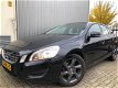 Volvo V60 - 1.6 T3 Kinetic NETTE STAAT / NAVI / ECC / CRUISE / TREKHAAK - 1 - Thumbnail