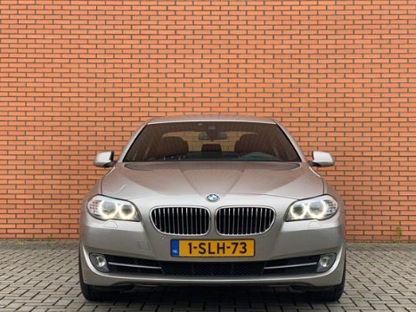 BMW 5-serie - 520i Upgrade Edition | Navigatiesysteem | Parkeersensoren | Cruise control | Leder - 1