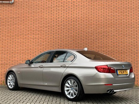 BMW 5-serie - 520i Upgrade Edition | Navigatiesysteem | Parkeersensoren | Cruise control | Leder - 1