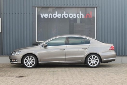 Volkswagen Passat - 1.4 TSI Highline BlueMotion 122pk Leer Navi - 1