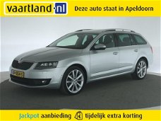 Skoda Octavia Combi - (J) 1.6TDI Aut. Style RS-stoelen [ Xenon Panoramadak Trekhaak ]