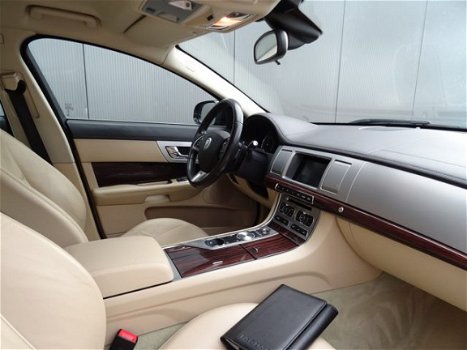 Jaguar XF Sportbrake - 2.2D Business Edition * LEER * NAVIGATIE * GOED ONDERH - 1