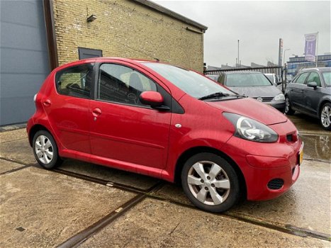 Toyota Aygo - 1.0-12V Aspiration Red Bj.2010 / 5Drs / airco / Lm-velgen - 1