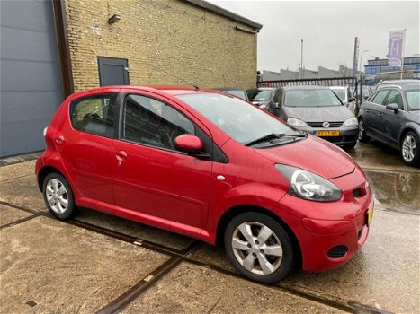 Toyota Aygo - 1.0-12V Aspiration Red Bj.2010 / 5Drs / airco / Lm-velgen - 1