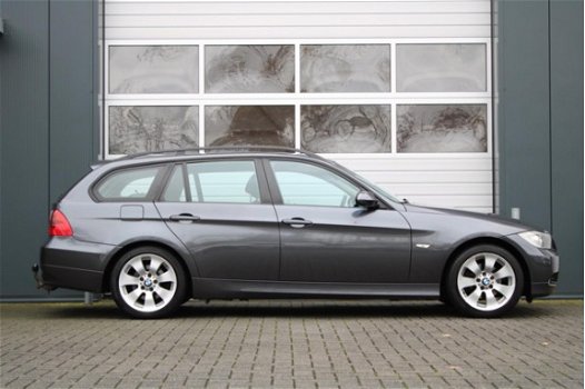 BMW 3-serie Touring - 318d High Executive 122pk Clima/Cruise/Navi/Xenon/PDC/Trekhaak/APK:13-07-2020 - 1