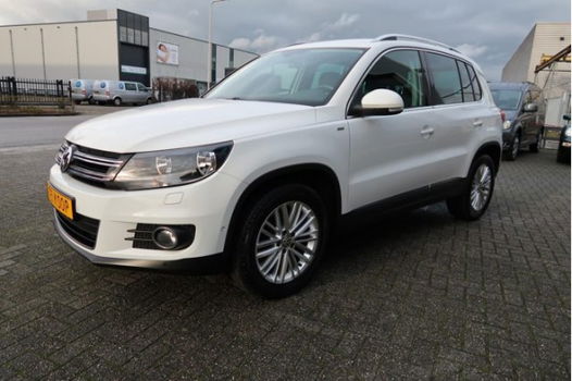 Volkswagen Tiguan - 2.0 TDI 140 pk Cup Sport Trekhaak Navigatie Parkeerassistent Sportvelgen 17 inch - 1