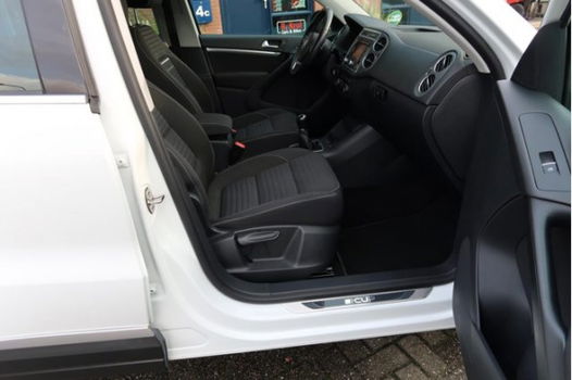 Volkswagen Tiguan - 2.0 TDI 140 pk Cup Sport Trekhaak Navigatie Parkeerassistent Sportvelgen 17 inch - 1