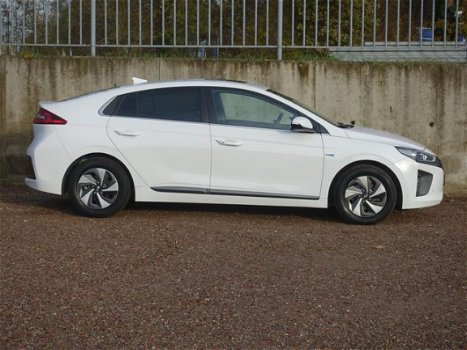 Hyundai IONIQ - 1.6 GDi AUTOMAAT First Edition Schuifdak / Leder / Keyless - 1