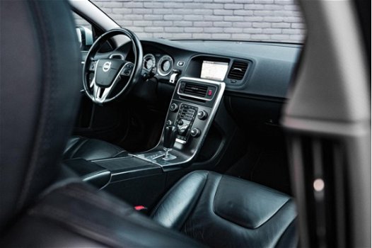 Volvo V60 - 2.0 D3 Momentum | Klimaat + Cruise control (Adaptief) | BLIS | Lane Depature Warning | N - 1