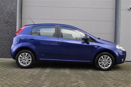 Fiat Grande Punto - 1.4-16V Emotion *Airco*Cruise*Regensensor*NL - 1