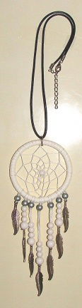DROMENVANGER-KETTING met Bedel-veertjes in wit: Ring=6cm