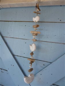 Houten hanger met schelpen en drijfhout