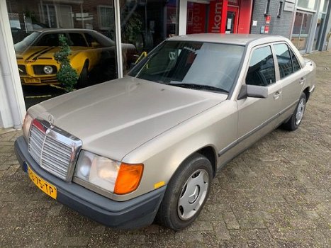 Mercedes-Benz 200-serie - 2.0 200 - 1