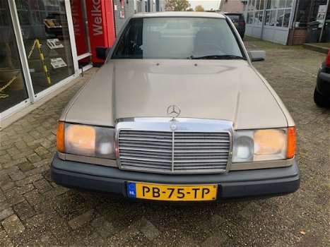 Mercedes-Benz 200-serie - 2.0 200 - 1