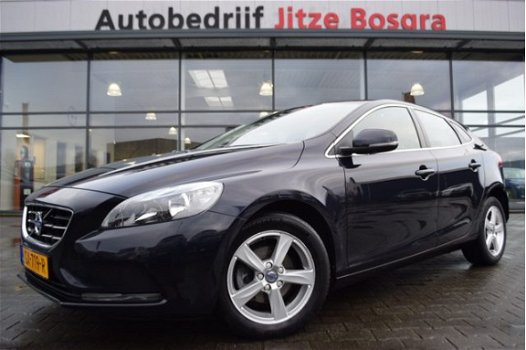 Volvo V40 - 2.0 D2 Momentum Business Half Leder, Full Map Navi, Trekhaak, ECC, Dealer Onderhouden - 1