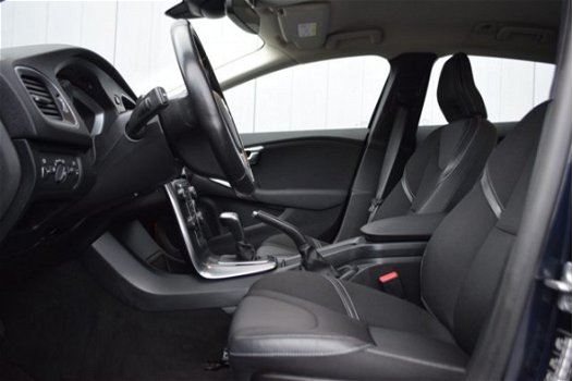 Volvo V40 - 2.0 D2 Momentum Business Half Leder, Full Map Navi, Trekhaak, ECC, Dealer Onderhouden - 1