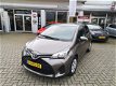 Toyota Yaris - 1.3 VVT-i 5-Drs Now Aspiration 99pk Rijklaar - 1 - Thumbnail