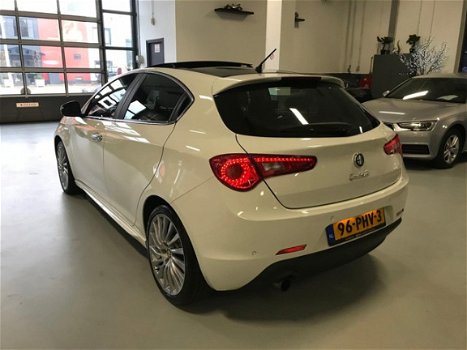 Alfa Romeo Giulietta - 1.4 T 170PK Distinctive Led Panorama Leer Navi Zwarte-hemel Parkeersensoren D - 1