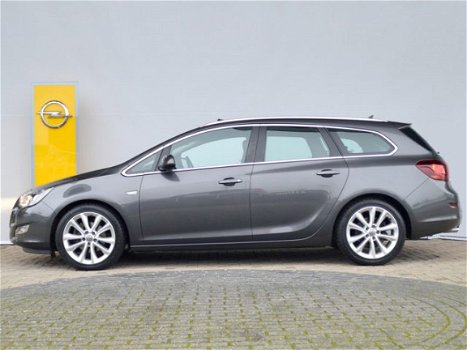 Opel Astra Sports Tourer - 1.6 Turbo 180 pk Cosmo Automaat Navigatie / Schuifdak / Xenon / Half leer - 1