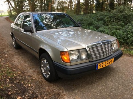 Mercedes-Benz 200-serie - 200 (W124) - 1