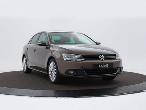 Volkswagen Jetta - 1.4 Tsi 122pk DSG High Executive Line | Navigatie | Clima | P-Sensoren | 17