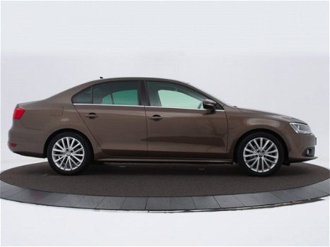 Volkswagen Jetta - 1.4 Tsi 122pk DSG High Executive Line | Navigatie | Clima | P-Sensoren | 17