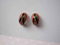 Oorbellen goudkleurig oudroze en zwart emaille 2.0x1.0 cm