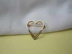 Broche goudkleurig verguld 1/20 12kr gold filled filigrain hartmodel 2.8x2.5 cm.