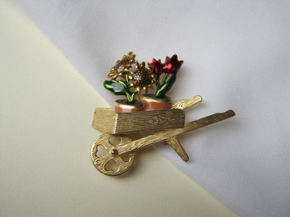Broche goudkleurige kruiwagen emaille zonnebloem en tulp 5.1x4.4 cm - nr. 1