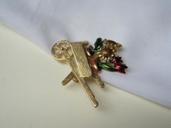 Broche goudkleurige kruiwagen emaille zonnebloem en tulp 5.1x4.4 cm