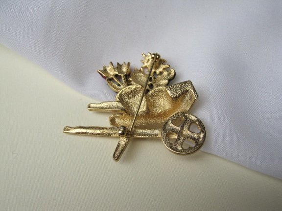 Broche goudkleurige kruiwagen emaille zonnebloem en tulp 5.1x4.4 cm - Afbeelding 3