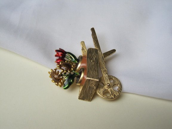 Broche goudkleurige kruiwagen emaille zonnebloem en tulp 5.1x4.4 cm - Afbeelding 4
