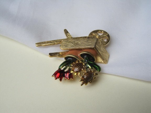 Broche goudkleurige kruiwagen emaille zonnebloem en tulp 5.1x4.4 cm - Afbeelding 5