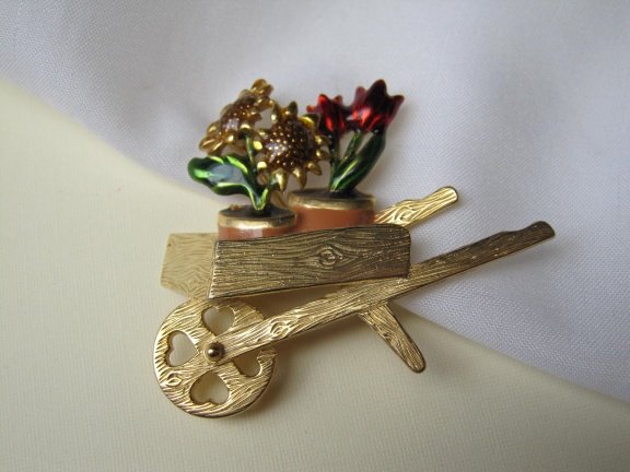 Broche goudkleurige kruiwagen emaille zonnebloem en tulp 5.1x4.4 cm - Afbeelding 6