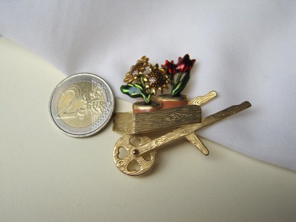 Broche goudkleurige kruiwagen emaille zonnebloem en tulp 5.1x4.4 cm - Afbeelding 7