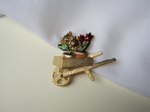 Broche goudkleurige kruiwagen emaille zonnebloem en tulp 5.1x4.4 cm - Afbeelding 8