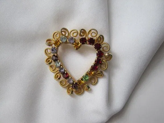 Broche goudkleurig filigrain hart met heldere kristal rijnstenen 4.2x4.2 cm - nr. 1