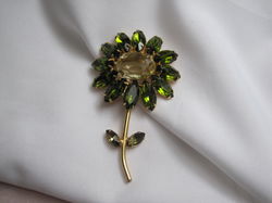 Broche goudkleurige bloem met geel en peridot groene kristal rijnsteen blaadjes 7.3x4.3 cm