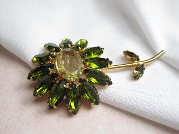 Broche goudkleurige bloem met geel en peridot groene kristal rijnsteen blaadjes 7.3x4.3 cm - Afbeelding 2