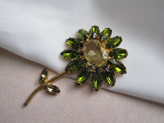 Broche goudkleurige bloem met geel en peridot groene kristal rijnsteen blaadjes 7.3x4.3 cm - Afbeelding 3